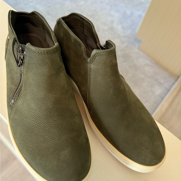 Ecco Shoes - ECCO Women’s Olive Green Sneakers New Without Tags